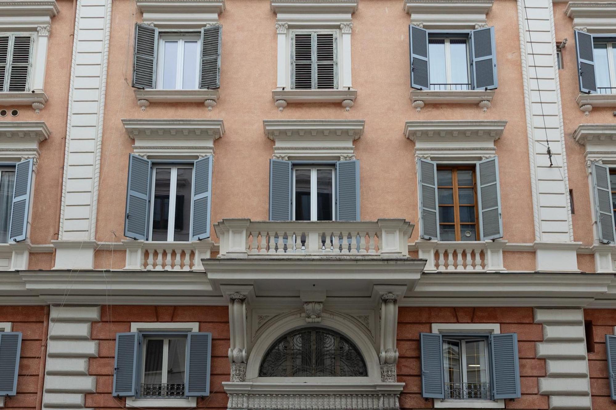 Vatican Plaza — Photos 1